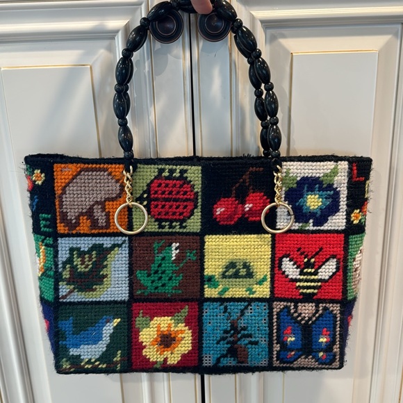 Cottage Core Granny needlepoint crochet vintage handbag with wood handles - Picture 2 of 10